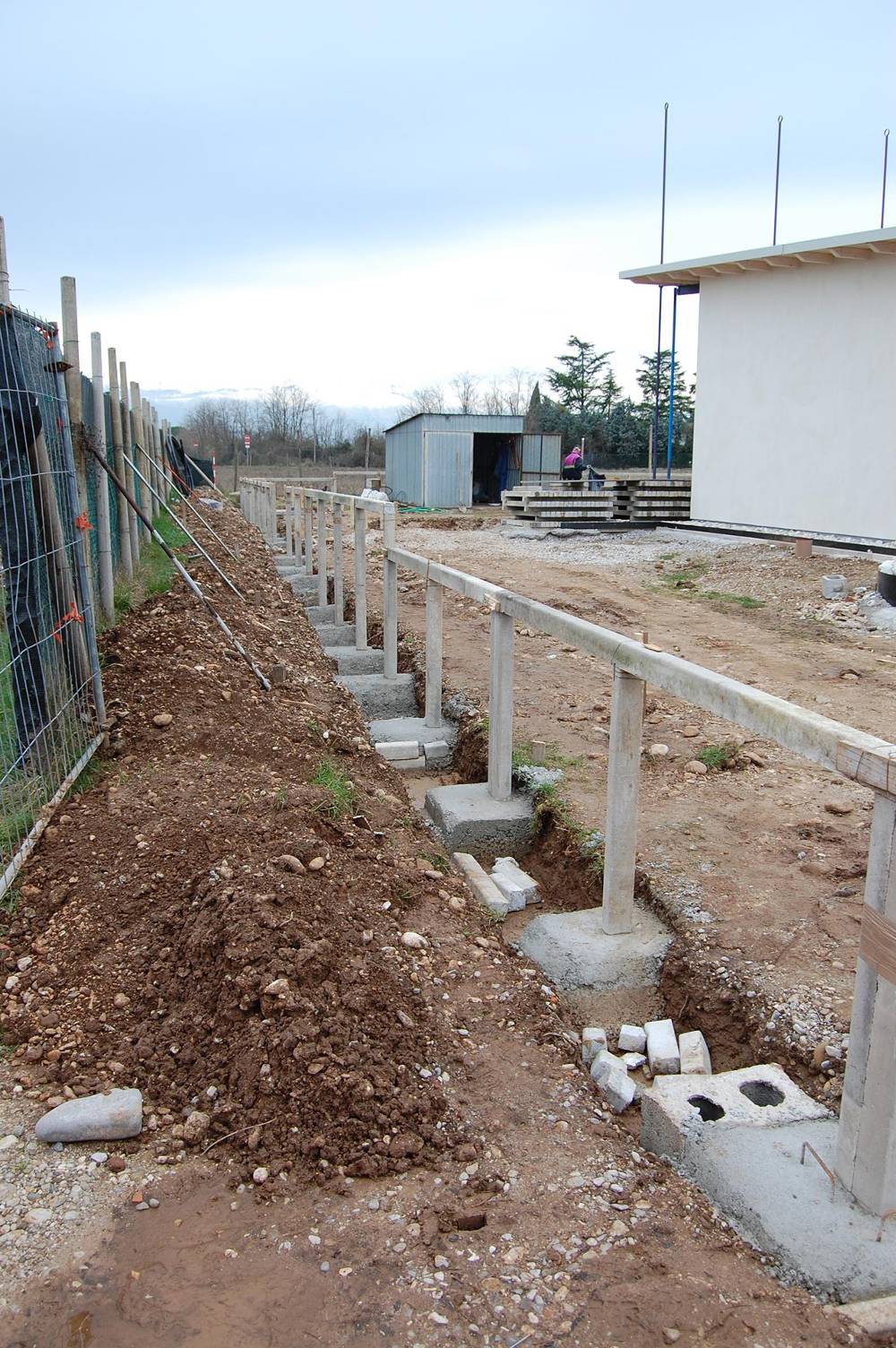 Il recinto, i marciapiedi e il giardino