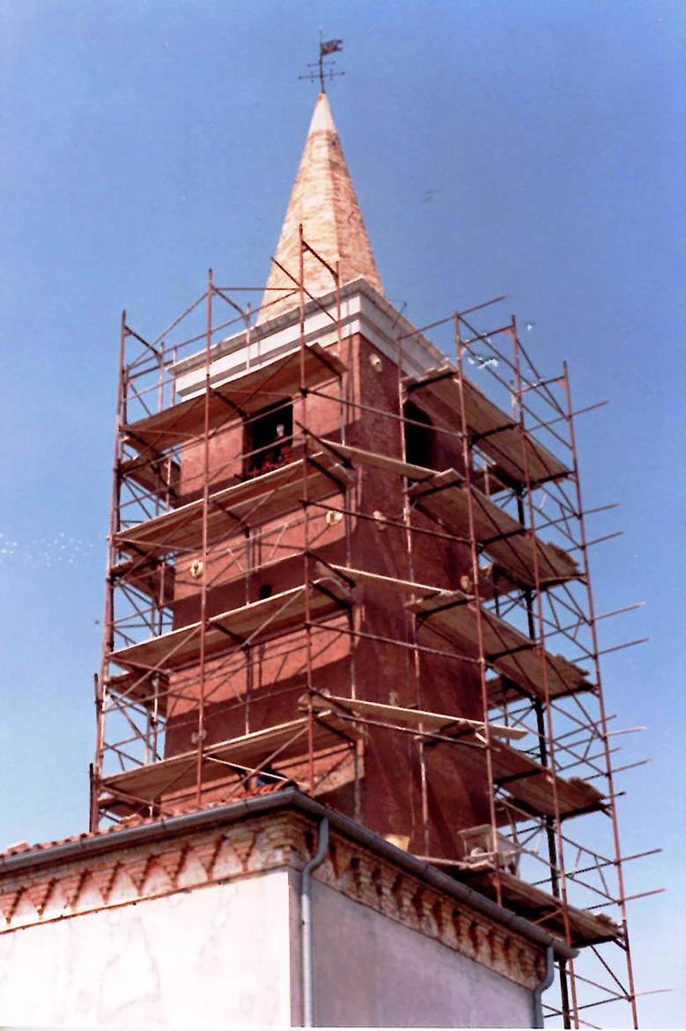 1989 - Restauro campanile della chiesa medievale di san Pietro Apostolo