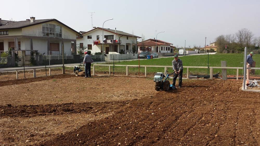 Il recinto, i marciapiedi e il giardino