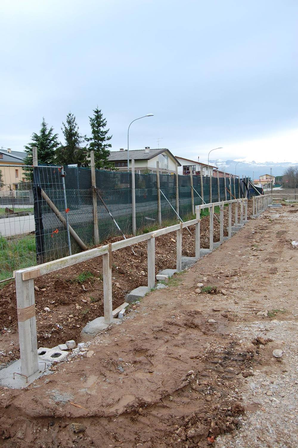 Il recinto, i marciapiedi e il giardino