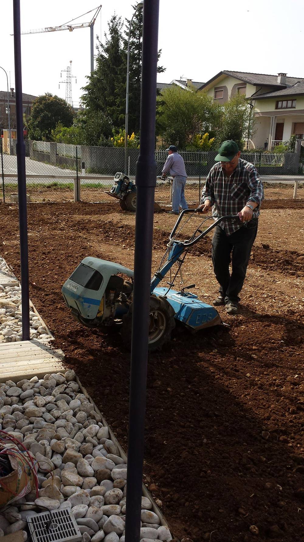 Il recinto, i marciapiedi e il giardino